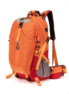 Detailansicht des 40L Outdoor-Wanderrucksacks, mit multifunktionalen Riemen und Netztaschen.
