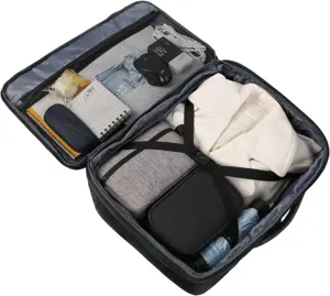 Innendetails mit mehreren Fächern, Netztaschen und sicheren Riemen für optimale Ordnung.