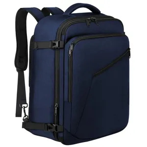 Detailaufnahme des dunkelblauen reise rucksacks mit robusten gurten und taschen.
