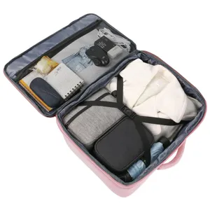 Detailansicht des geraeumigen Reise-Rucksack-Innenraums mit praktischer Faecheraufteilung.