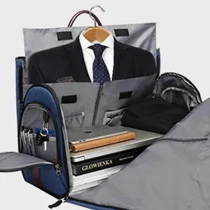 Detailansicht der konvertierbaren Reisetasche mit multifunktionalen Fächern für Anzüge.