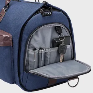 Detailansicht der multifunktionalen Canvas-Reisetasche mit Innentaschen und Schlüsselring.