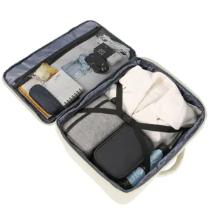 Innendetail des großen Reiserucksacks mit organisierten Fächern und praktischen Netztaschen.
