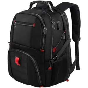 Nahaufnahme des robusten Rucksacks mit USB-Ladeanschluss, Reißverschlüssen und Gurten.