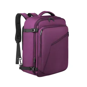 Detailansicht des lila Reise-Rucksacks mit erweiterbarem Design und stabilen Gurten.