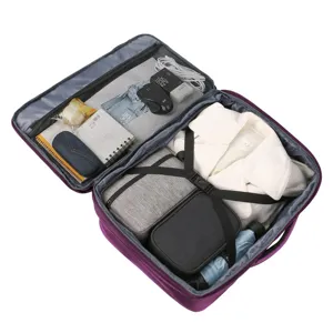 Wasserdichter großer Reiserucksack mit mehreren Fächern für Geschäftsreisen und Wochenenden.