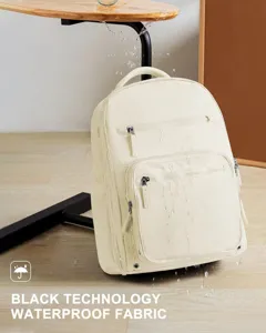 Detailansicht des wasserdichten Reiserucksacks mit wasserabweisendem Gewebematerial.