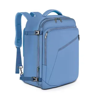 Nahaufnahme des blauen Reise-Rucksacks zeigt wasserdichtes Material und stabile Reißverschlüsse.
