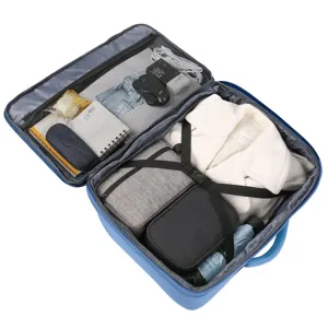 Detailansicht des erweiterbaren Reise-Rucksack-Innenraums mit mehreren Netztfächern und Riemen.