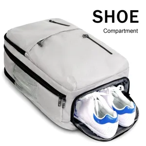 Reiserucksack Detailansicht mit unterem Schuhfach, Turnschuhen und strapazierfähigem Stoff.