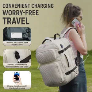 Reiserucksack Detailansicht mit praktischem USB-Ladeanschluss und vielseitigem Stauraum.