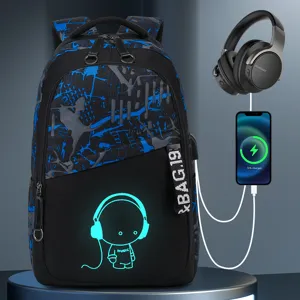 Stylischer Herren Rucksack mit USB Ladeanschluss, grossem Fassungsvermögen und coolem Design.