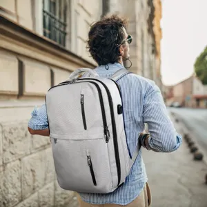 Reiseszene im Freien mit einem geräumigen Business Laptop Rucksack getragen vom Modell.