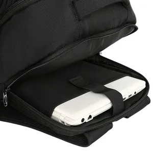 Detailansicht des schwarzen Laptop-Rucksacks mit gepolstertem Fach und Sicherungsgurt.