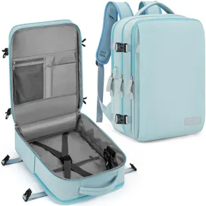 Hellblauer Reise-Rucksack mit geräumigen Fächern, vielen Taschen und USB-Anschluss.