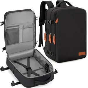Detailansicht des schwarzen Reise-Rucksacks mit offenem Innenfach und Laptop-Stauraum.