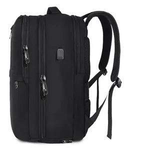 Detailaufnahme eines schwarzen, mehrfächigen Reise-Laptop-Rucksacks mit strapazierfähigem Stoff.