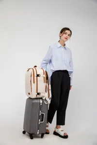Detailansicht des stilvollen Reise-Laptop-Rucksacks in Beige mit braunem Besatz, ideal für den Alltag.