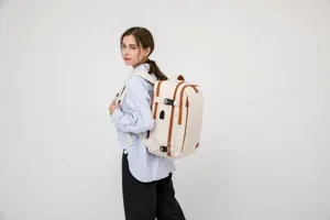 Detailansicht des stilvollen Laptop-Rucksacks für Damen, praktischer Reise-Schulrucksack.