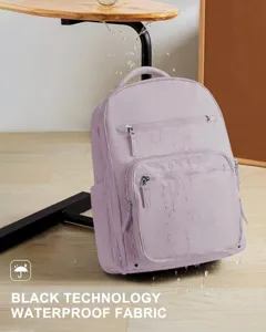 Detailansicht eines wasserdichten Damen-Reiserucksacks in Helllila mit praktischen Taschen.