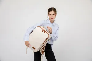 Lässiger Laptop-Rucksack Detailansicht, stilvolle Freizeittasche für Damen und Studenten.