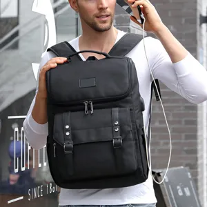 Lässiger Oxford Gewebe Rucksack Urban Minimalistisch Einfarbig Externer USB Ladeanschluss Flap Cover Lederriemen Reise Schuletasche Für Herren Damen