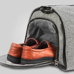 Detailansicht mit dem separaten Reissverschluss-Schuhfach der grossen Reisetasche.