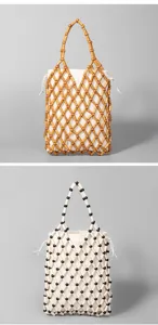 Sac cabas en perles de bois fait main avec pochette en toile intérieure pour les vacances.
