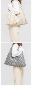 Große Kapazität Leinwand Dreieck Dumpling Tasche Detail, stilvolle geometrische Schultertasche.