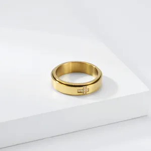 Minimalistische roestvrijstalen spinnerring met sprankelend kruis, trendy paarsieraad.