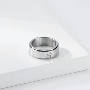 Titanium stalen roterende kruis ring detail, minimalistisch zilveren koppel sieraad.