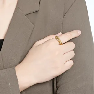 Gold braided chain ring for men and women, trendy fashion titanium steel finger ring jewelry.