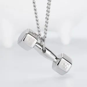 Gros plan détail du collier pendentif haltère en acier inoxydable argenté, bijou sportif.