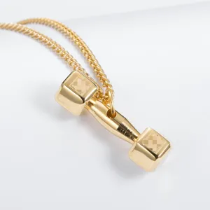 Collier pendentif haltère en acier titane doré pour les passionnés de fitness et les couples.