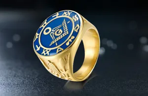 Anillo masónico de acero de titanio dorado con esmalte azul detalle de anillo sello
