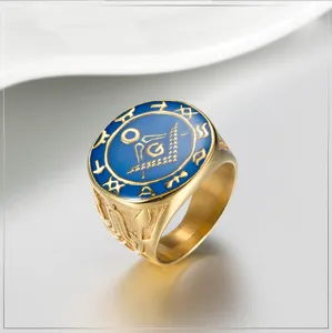 Anillo masonico de acero inoxidable dorado con esmalte azul, estilo vintage.