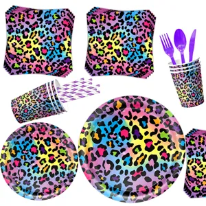 Buntes Neon Leopardenmuster Party Geschirr Set mit Papptellern Bechern und Servietten.