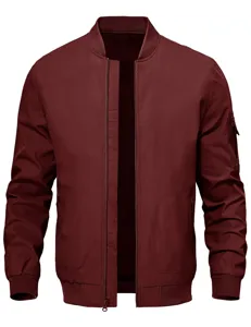 Vue détaillée d'un blouson bomber décontracté pour homme avec poche zippée et col.