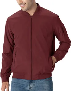 Détail blouson aviateur homme décontracté, veste unie zippée avec poche utilitaire stylée.