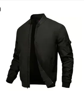 Détail veste bomber décontractée noire pour homme, manteau uni zippé avec poche de manche.