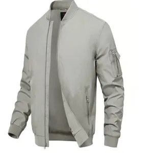 Vue détaillée de la veste bomber grise avec fermeture éclair, poche de manche et poignets.