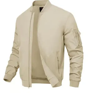 Vue détaillée de la veste bomber kaki décontractée pour homme avec poche sur la manche.
