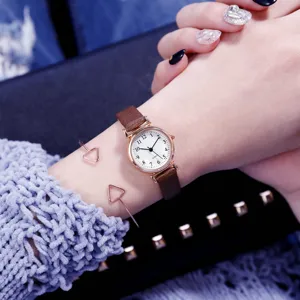 Montre quartz mode femme petit cadran bracelet cuir marron style chic au quotidien
