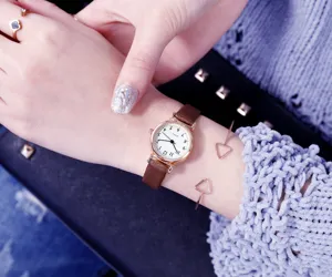 Gros plan d'une montre quartz minimaliste pour femme avec bracelet en cuir.