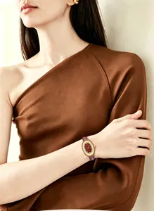 Elegante Damenarmbanduhr im französischen Vintage-Oval-Design mit schickem Lederarmband.