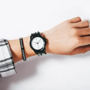 Minimalistiko roloi quartz andras kai gynairos, kompsos athlitikos roloi me leuko kantran.