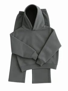 Zware oversized hoodie en joggingbroek set voor heren en dames in donkergrijze streetwear stijl.