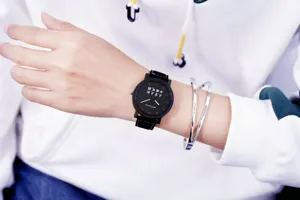 Zwarte quartz horloge met lederen band en cool belettering ontwerp voor dames en heren.