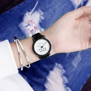 Modieus studenten quartz horloge met grote witte wijzerplaat en zwarte lederen band.