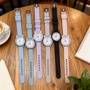 Vista dettagliata di orologi jelly colorati con quadranti orecchie di gatto e cinturini silicone.